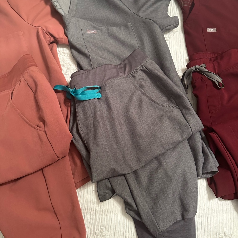 FIGS set includes: Catarina One-Pocket scrub top and Zamora Jogger scrub pant.